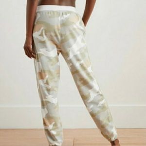 ✨✨ Aerie camo joggers XS EUC